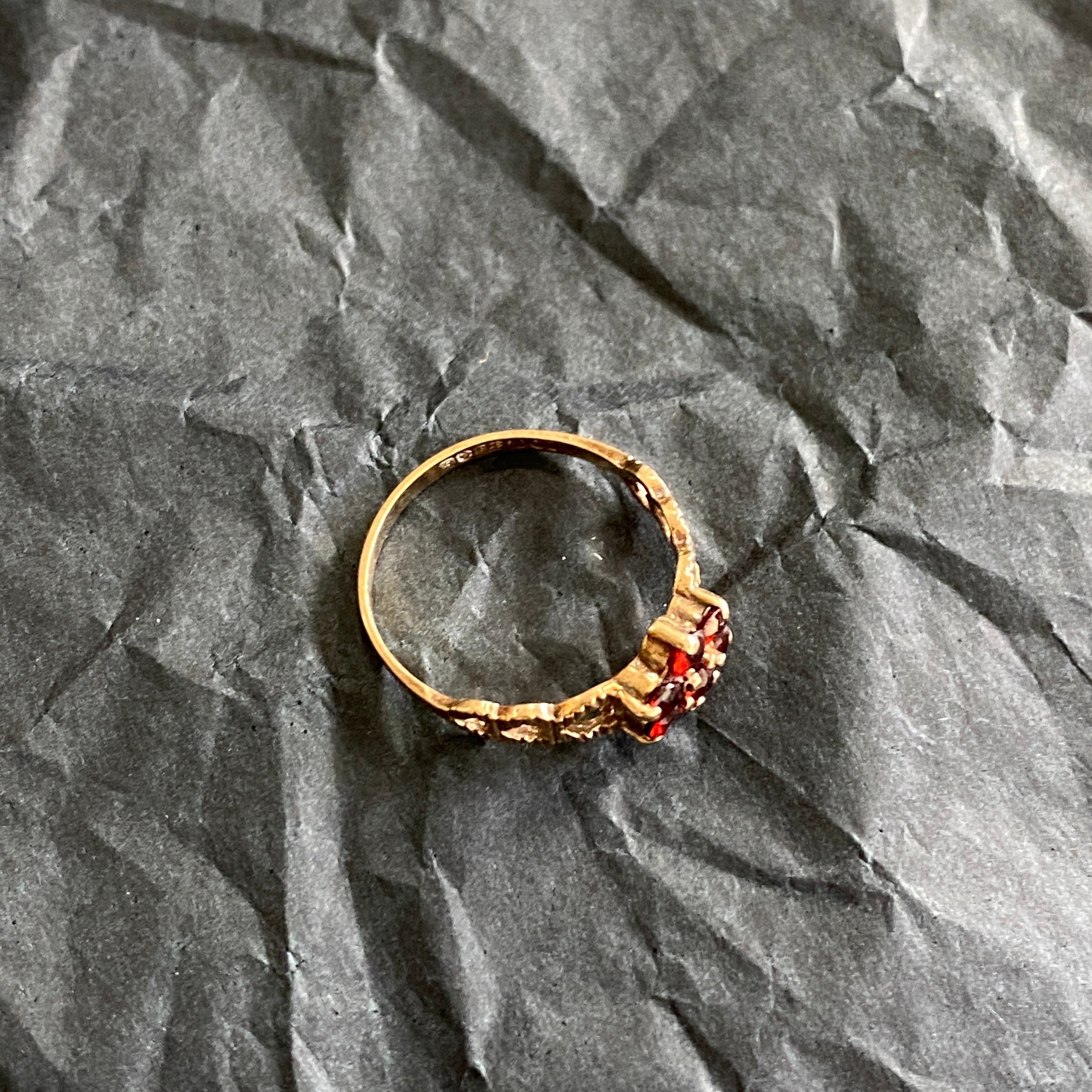 Vintage 9ct Gold Garnet Flower Ring