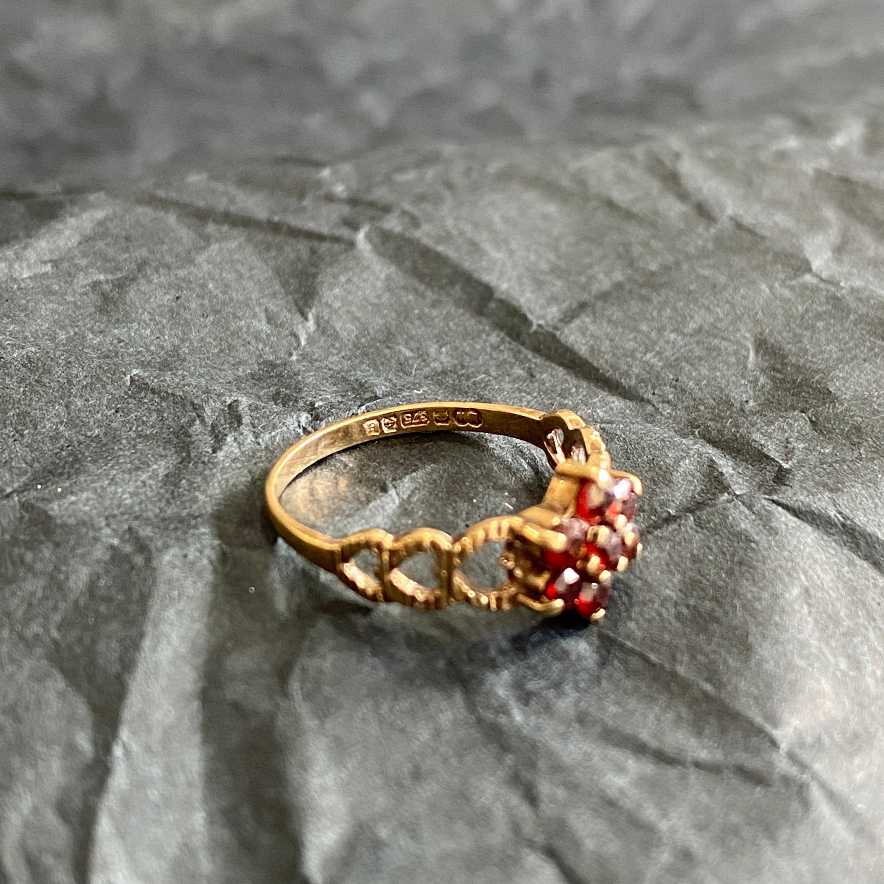 Vintage 9ct Gold Garnet Flower Ring