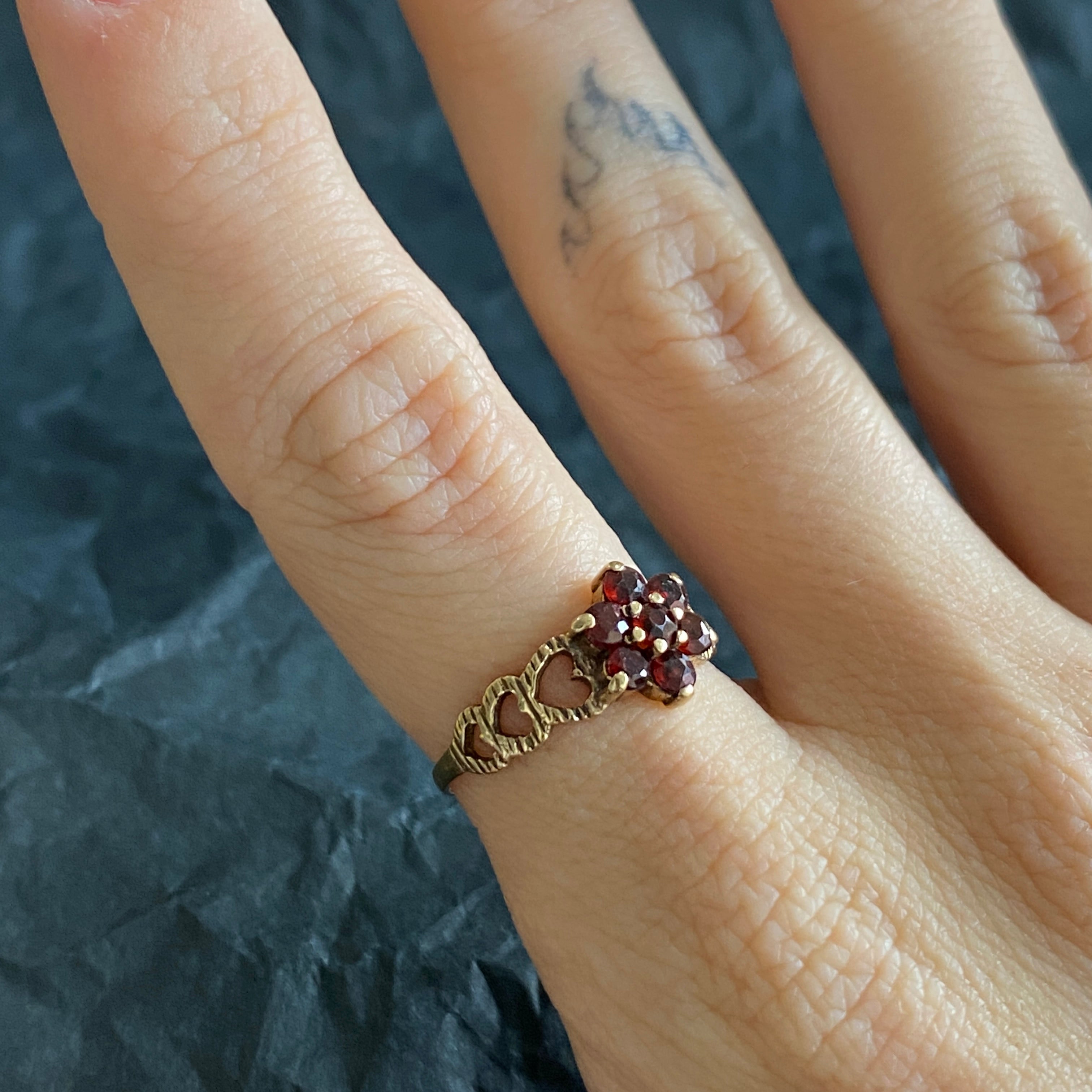 Vintage 9ct Gold Garnet Flower Ring