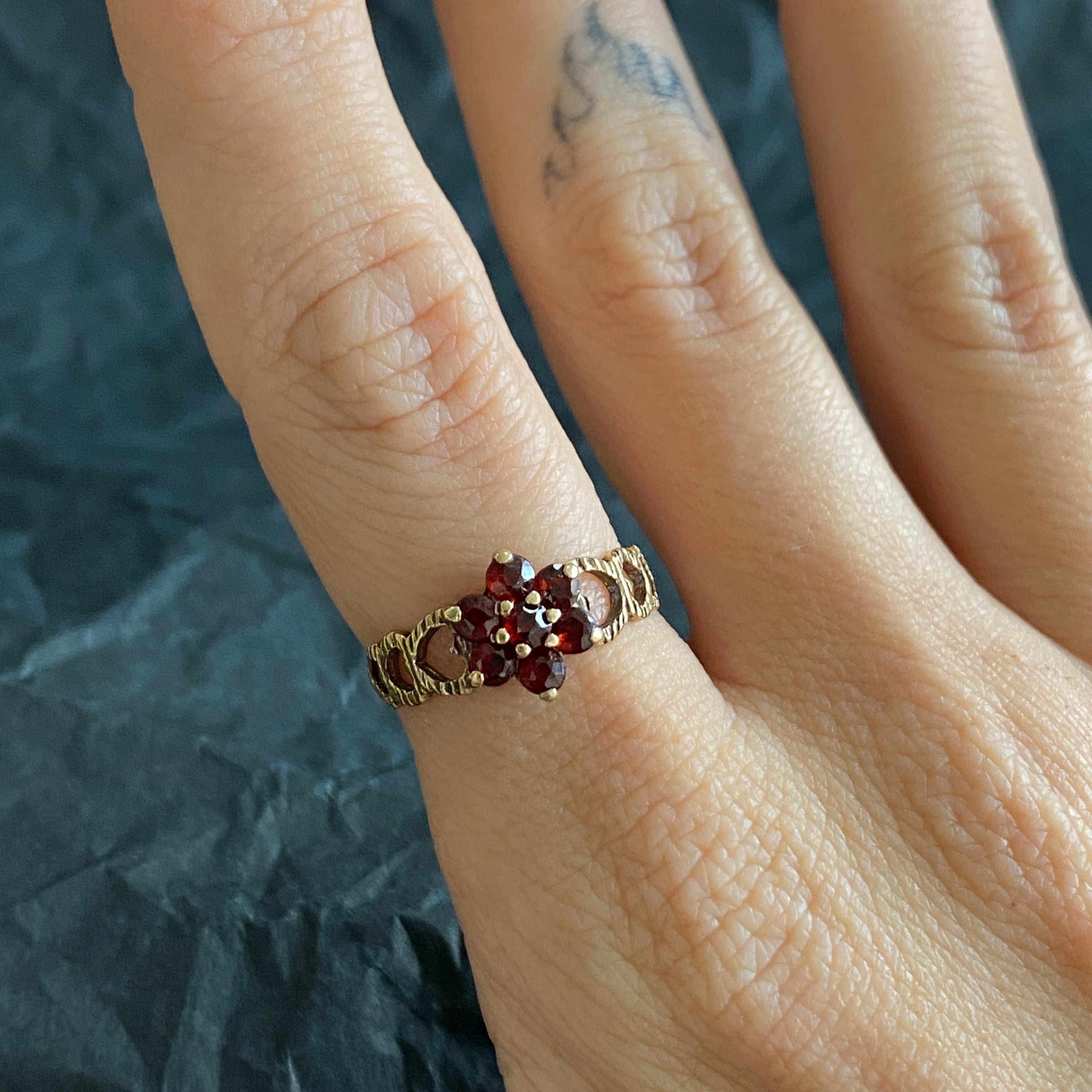 Vintage 9ct Gold Garnet Flower Ring