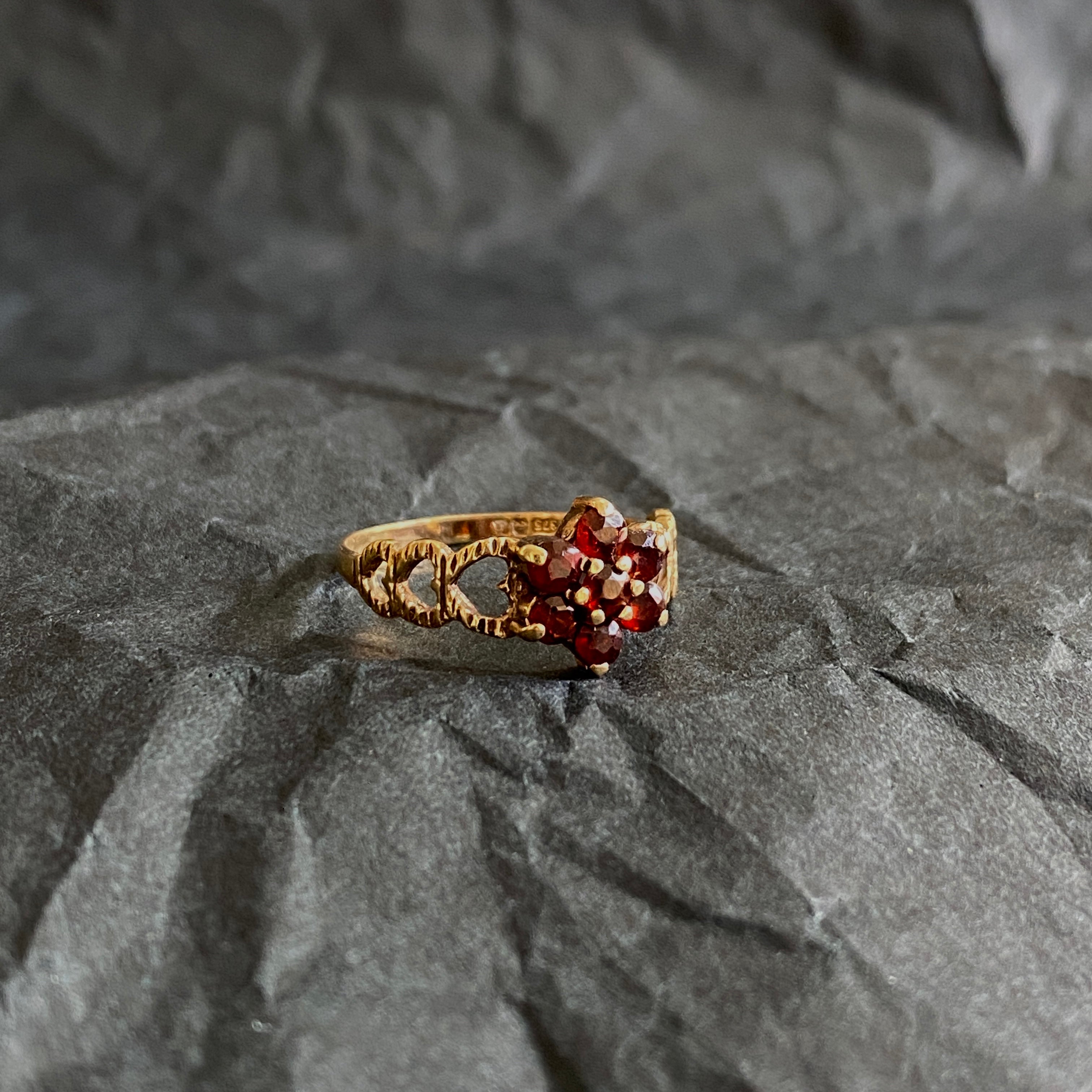 Vintage 9ct Gold Garnet Flower Ring